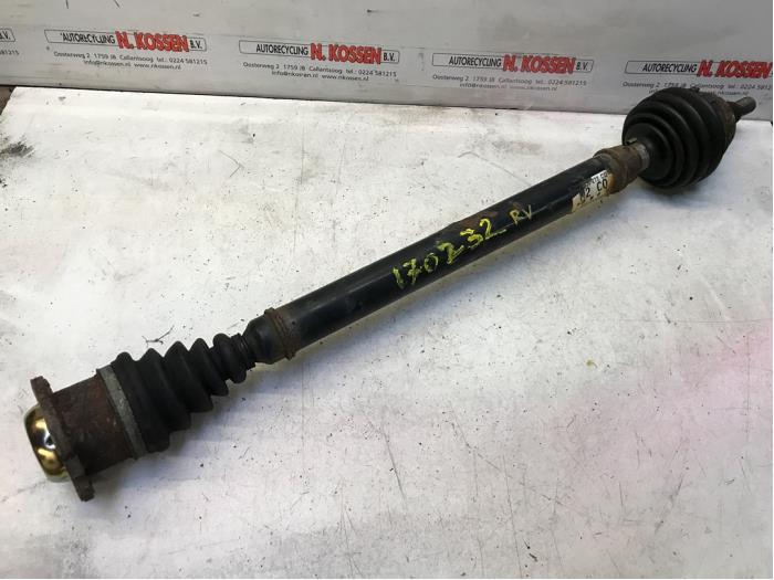 Aandrijfas rechts-voor van een Volkswagen Golf IV (1J1) 2.0 2001