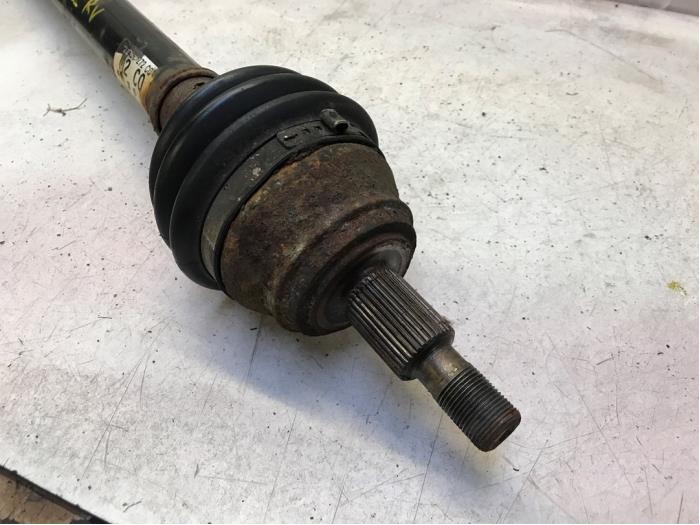 Aandrijfas rechts-voor van een Volkswagen Golf IV (1J1) 2.0 2001