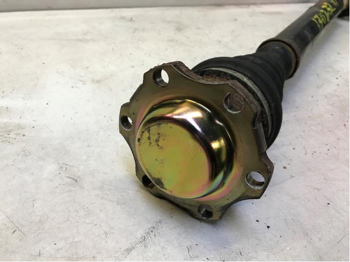 Aandrijfas rechts-voor van een Volkswagen Golf IV (1J1) 2.0 2001
