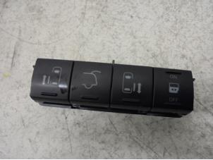 Gebruikte Schakelaar Chrysler Voyager Prijs op aanvraag aangeboden door N Kossen Autorecycling BV