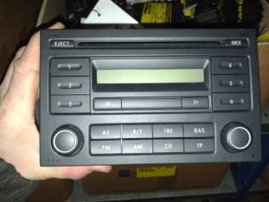 Gebruikte Radio CD Speler Volkswagen Polo IV (9N1/2/3) 1.4 TDI 70 Prijs op aanvraag aangeboden door N Kossen Autorecycling BV
