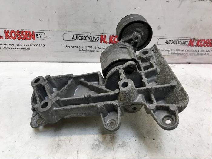 Gebruikte Dynamosteun boven Renault Megane Prijs op aanvraag aangeboden door N Kossen Autorecycling BV