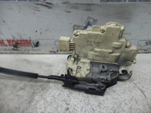 Gebruikte Deurslot Mechaniek 4Deurs links-voor Volkswagen Passat Variant (3C5) 2.0 TDI 16V 170 Prijs op aanvraag aangeboden door N Kossen Autorecycling BV