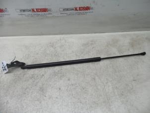 Gebruikte Kofferdekseldemper rechts-achter Renault Grand Scénic III (JZ) 1.4 16V TCe 130 Prijs op aanvraag aangeboden door N Kossen Autorecycling BV