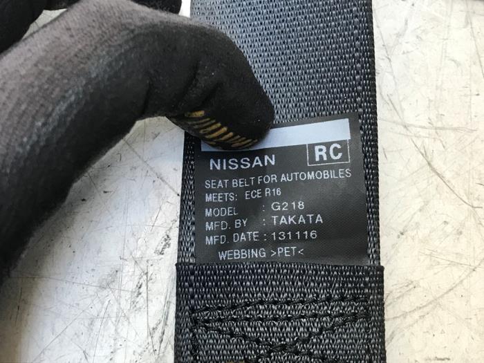 Veiligheidsgordel midden-achter van een Nissan Navara 2017