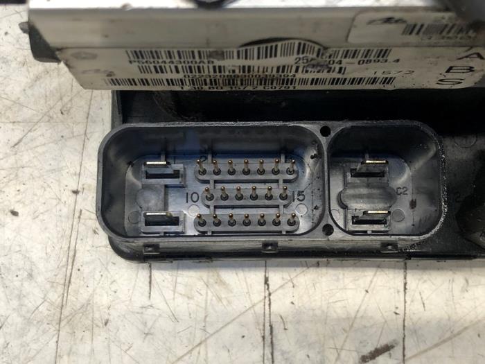 ABS Pomp van een Jeep Grand Cherokee (WG/WJ) 2.7 CRD 20V 2002