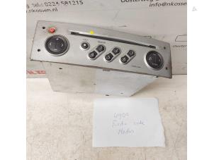 Gebruikte Radio CD Speler Renault Modus/Grand Modus (JP) 1.4 16V Prijs op aanvraag aangeboden door N Kossen Autorecycling BV