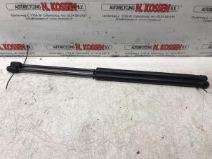 Gebruikte Kofferdekseldemper links-achter Volkswagen Polo V (6R) 1.2 TDI 12V BlueMotion Prijs op aanvraag aangeboden door N Kossen Autorecycling BV