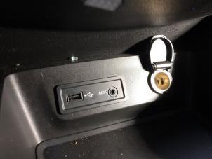 Gebruikte AUX/USB aansluiting Renault Kadjar (RFEH) 1.2 Energy TCE 130 Prijs op aanvraag aangeboden door N Kossen Autorecycling BV