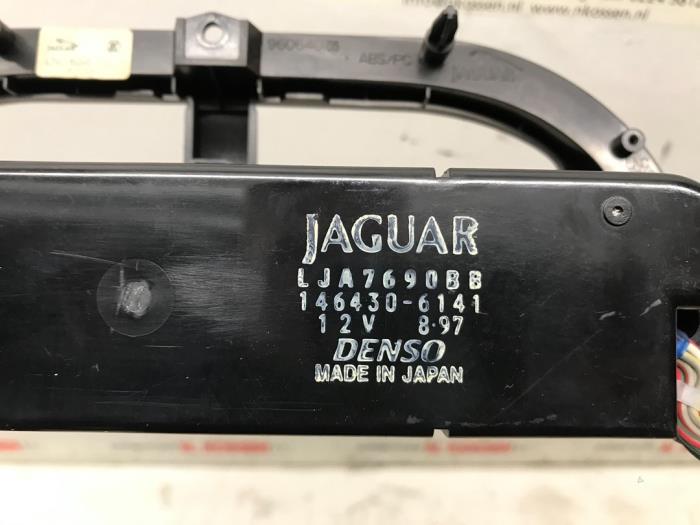 Airco bedieningspaneel van een Jaguar XJ8 (X308) 4.0 V8 32V 1998