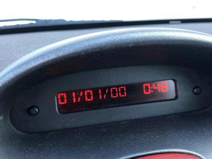 Gebruikte Display Interieur Peugeot 206 (2A/C/H/J/S) 1.4 XR,XS,XT,Gentry Prijs op aanvraag aangeboden door N Kossen Autorecycling BV