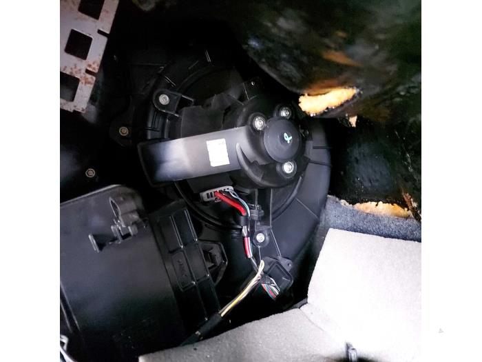 Kachel Ventilatiemotor van een Fiat Stilo (192A/B) 1.6 16V 3-Drs. 2003
