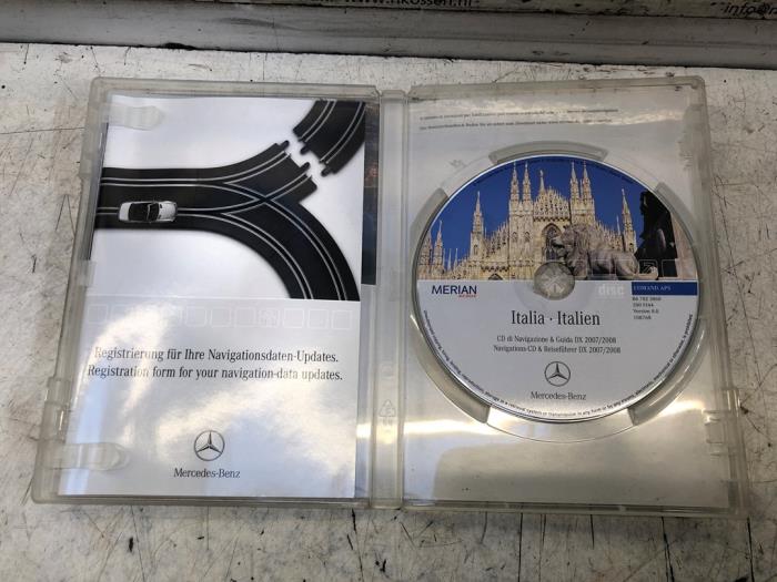 Navigatie CD van een Mercedes-Benz C (W203) 2.0 C-180 16V 2001