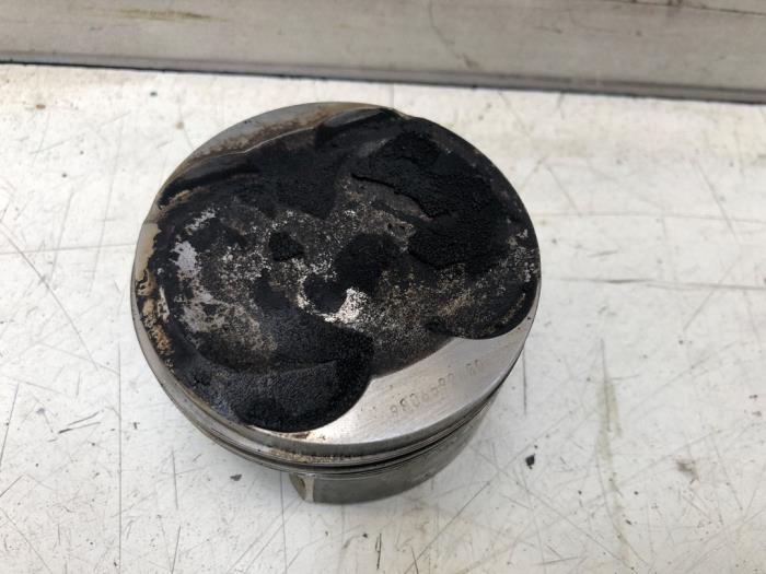 Gebruikte Zuiger Peugeot 208 Prijs op aanvraag aangeboden door N Kossen Autorecycling BV