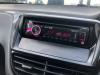 Radio CD Speler van een Peugeot 208 I (CA/CC/CK/CL), 2012 / 2019 1.0 Vti 12V PureTech, Hatchback, Benzine, 999cc, 50kW (68pk), FWD, EB0; ZMZ, 2012-03 / 2019-12, CAZMZ; CCZMZ 2013