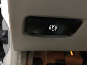 Gebruikte Schakelaar handrem Mercedes E-Klasse Prijs op aanvraag aangeboden door N Kossen Autorecycling BV