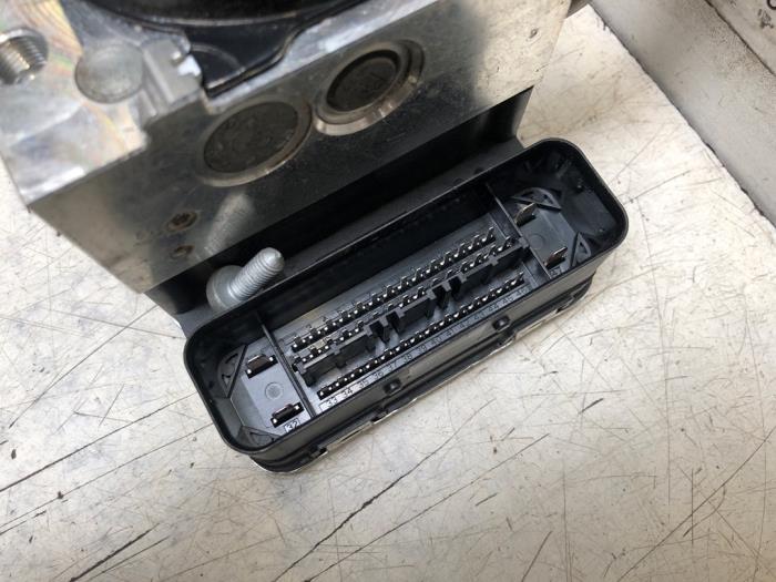 ABS Pomp van een Volkswagen Touareg 2015