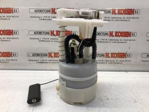 Gebruikte Benzinepomp Renault Twingo II (CN) 1.2 16V Prijs op aanvraag aangeboden door N Kossen Autorecycling BV