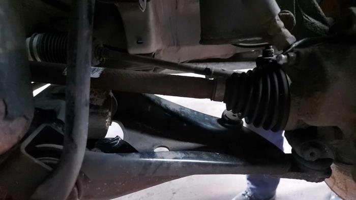 Gebruikte Aandrijfas links-voor Renault Twingo II (CN) 1.2 16V Prijs op aanvraag aangeboden door N Kossen Autorecycling BV