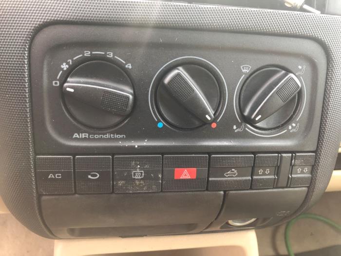 Kachel Bedieningspaneel van een Volkswagen Golf III Cabrio Restyling (1E7) 1.8 Kat. 2001