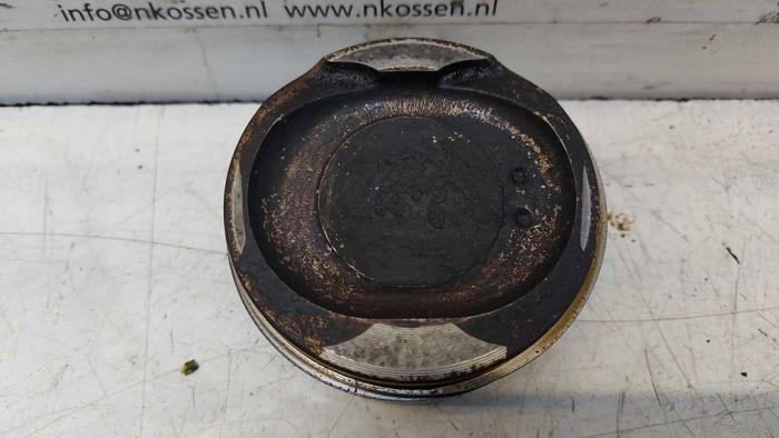 Zuiger van een Toyota Corolla Verso (R10/11) 1.8 16V VVT-i 2004