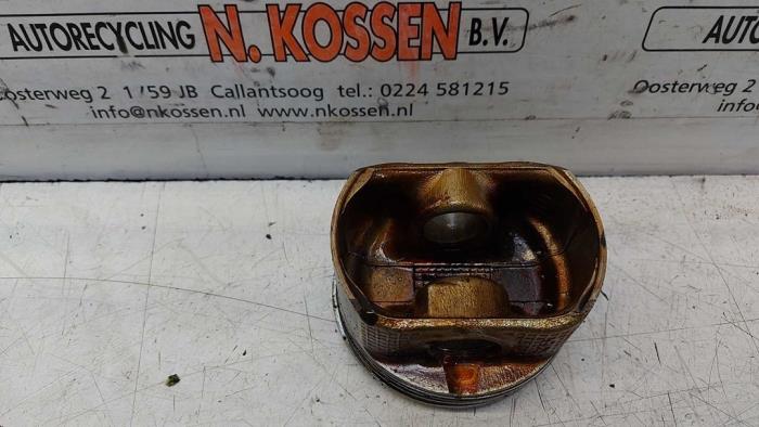 Zuiger van een Toyota Corolla Verso (R10/11) 1.8 16V VVT-i 2004