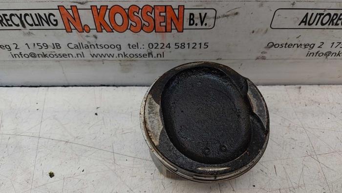 Zuiger van een Toyota Corolla Verso (R10/11) 1.8 16V VVT-i 2004
