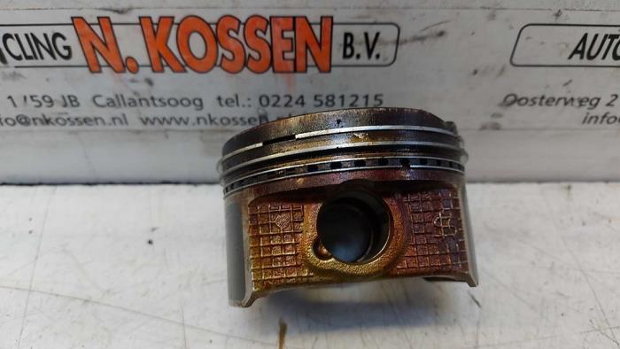 Zuiger van een Toyota Corolla Verso (R10/11) 1.8 16V VVT-i 2004
