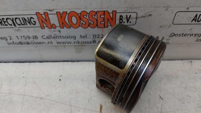 Zuiger van een Toyota Corolla Verso (R10/11) 1.8 16V VVT-i 2004