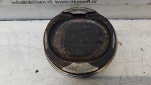 Zuiger van een Toyota Corolla Verso (R10/11) 1.8 16V VVT-i 2004