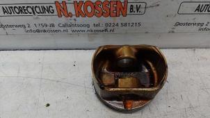 Zuiger van een Toyota Corolla Verso (R10/11) 1.8 16V VVT-i 2004