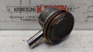 Zuiger van een Toyota Corolla Verso (R10/11) 1.8 16V VVT-i 2004