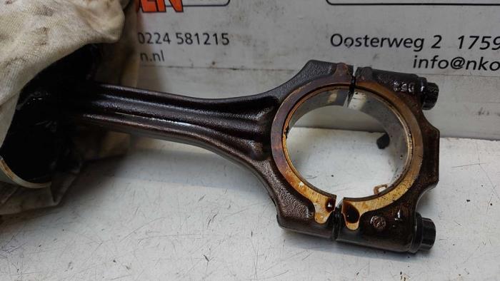 Gebruikte Drijfstang Volkswagen Fox (5Z) 1.2 Prijs op aanvraag aangeboden door N Kossen Autorecycling BV
