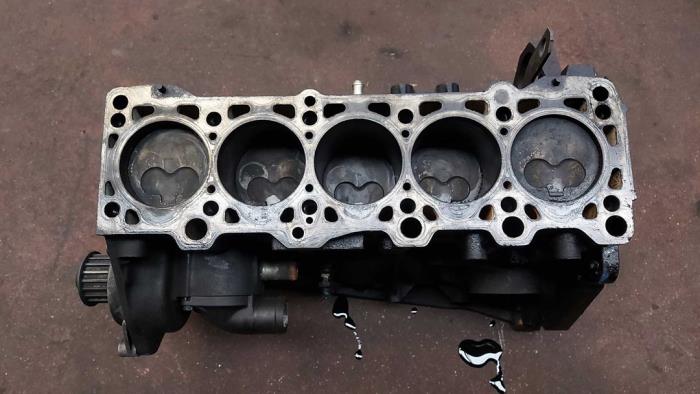 Gebruikte Zuiger Volkswagen Transporter Prijs op aanvraag aangeboden door N Kossen Autorecycling BV