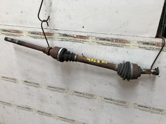 Gebruikte Aandrijfas rechts-voor Peugeot 407 SW (6E) 1.8 16V Prijs op aanvraag aangeboden door N Kossen Autorecycling BV