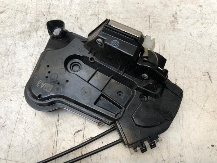 Deurslot Mechaniek 4Deurs links-voor van een Toyota Aygo (B40) 1.0 12V VVT-i 2016