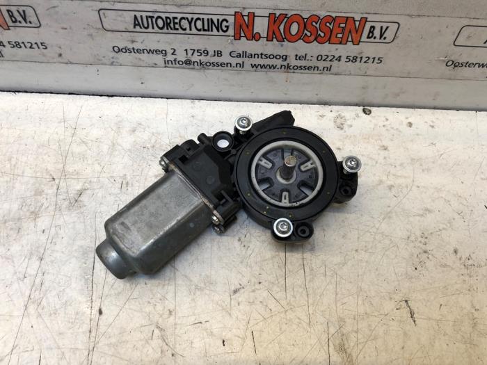 Motor electrisch raam van een Toyota Aygo (B40) 1.0 12V VVT-i 2016