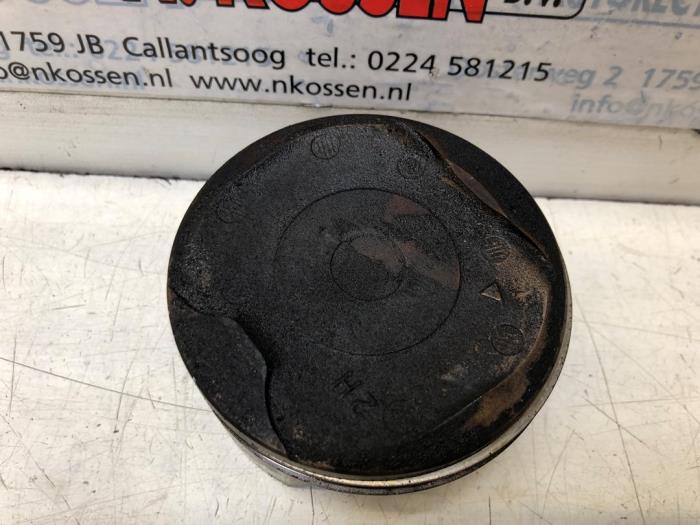 Gebruikte Zuiger Toyota Prius Prijs op aanvraag aangeboden door N Kossen Autorecycling BV
