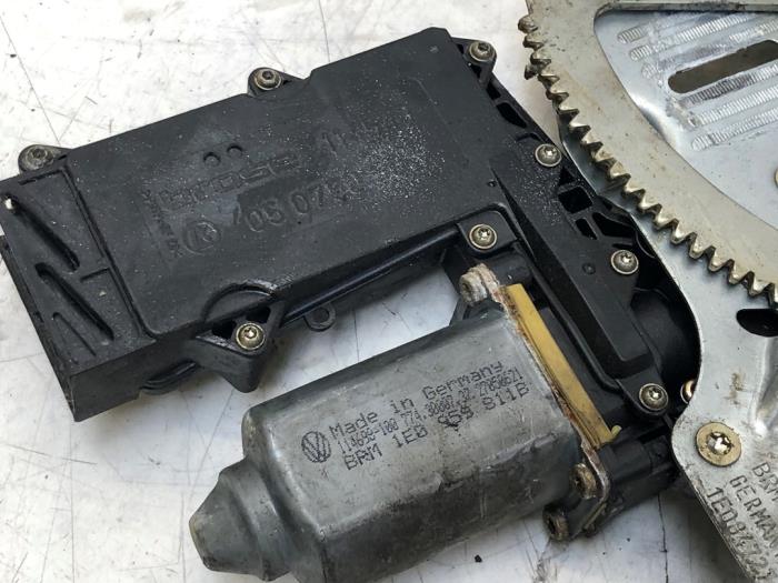 Raammotor 2Deurs achter van een Volkswagen Golf III Cabrio Restyling (1E7) 1.8 Kat. 2001