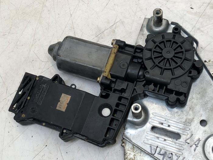 Raammotor 2Deurs achter van een Volkswagen Golf III Cabrio Restyling (1E7) 1.8 Kat. 2001