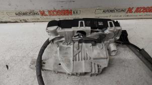 Gebruikte Schuifdeur Slotmechaniek links Mercedes Sprinter 3,5t (906.63) 314 CDI 16V Prijs op aanvraag aangeboden door N Kossen Autorecycling BV