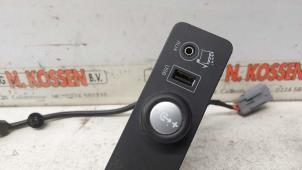 Gebruikte AUX/USB aansluiting Landrover Freelander II 2.0 Si4 16V Prijs op aanvraag aangeboden door N Kossen Autorecycling BV