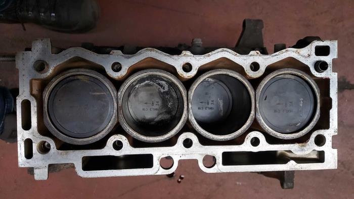Gebruikte Zuiger Peugeot 206 (2A/C/H/J/S) 1.4 XR,XS,XT,Gentry Prijs op aanvraag aangeboden door N Kossen Autorecycling BV