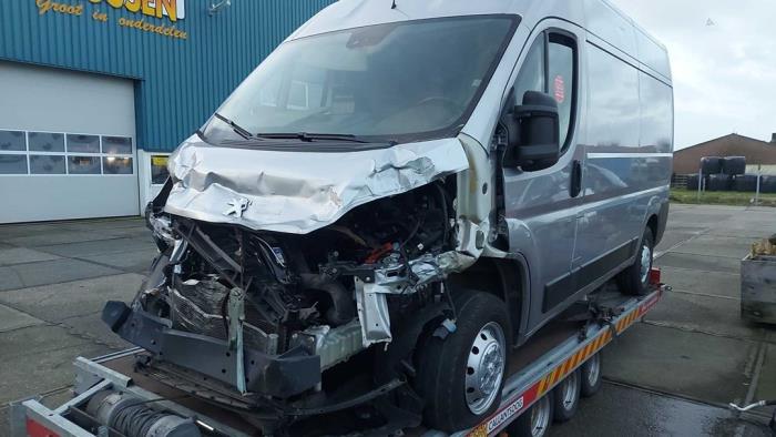 Portiergreep 2Deurs links van een Peugeot Boxer (U9) 2.2 Blue HDi 140 2020