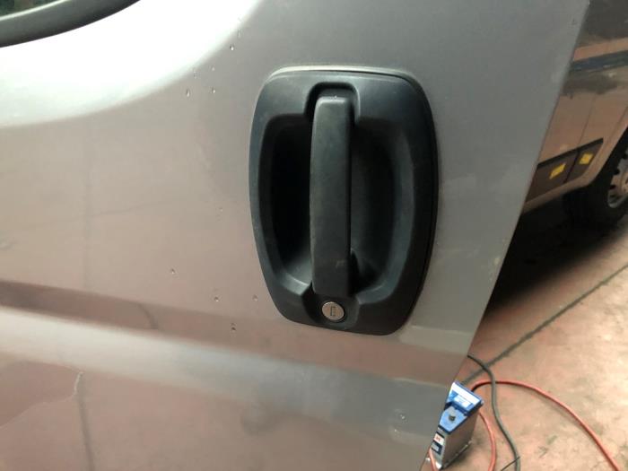 Portiergreep 2Deurs links van een Peugeot Boxer (U9) 2.2 Blue HDi 140 2020