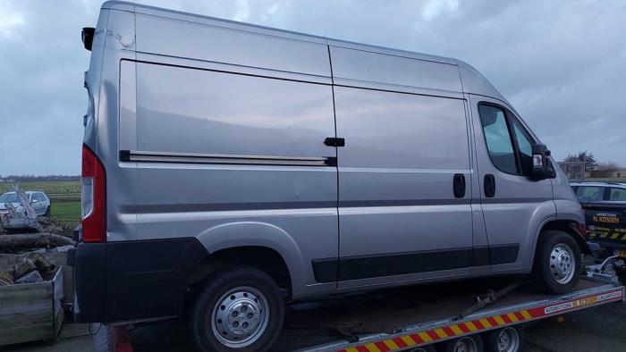 Portiergreep 2Deurs rechts van een Peugeot Boxer (U9) 2.2 Blue HDi 140 2020