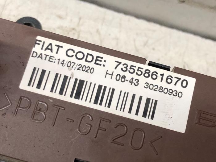 Paniekverlichtings Schakelaar van een Peugeot Boxer (U9) 2.2 Blue HDi 140 2020