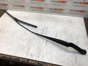 Gebruikte Ruitenwisserarm voor Peugeot Boxer (U9) 2.2 Blue HDi 140 Prijs op aanvraag aangeboden door N Kossen Autorecycling BV