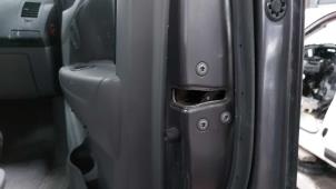 Gebruikte Slotmechaniek Portier 4Deurs rechts-voor Toyota Hilux Prijs op aanvraag aangeboden door N Kossen Autorecycling BV