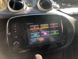 Gebruikte Display Multi Media regelunit Smart Fortwo Coupé (453.3) Electric Drive Prijs op aanvraag aangeboden door N Kossen Autorecycling BV